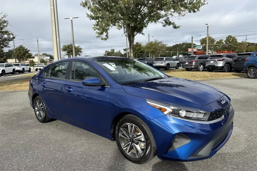 2023 Kia Forte LXS photo 1