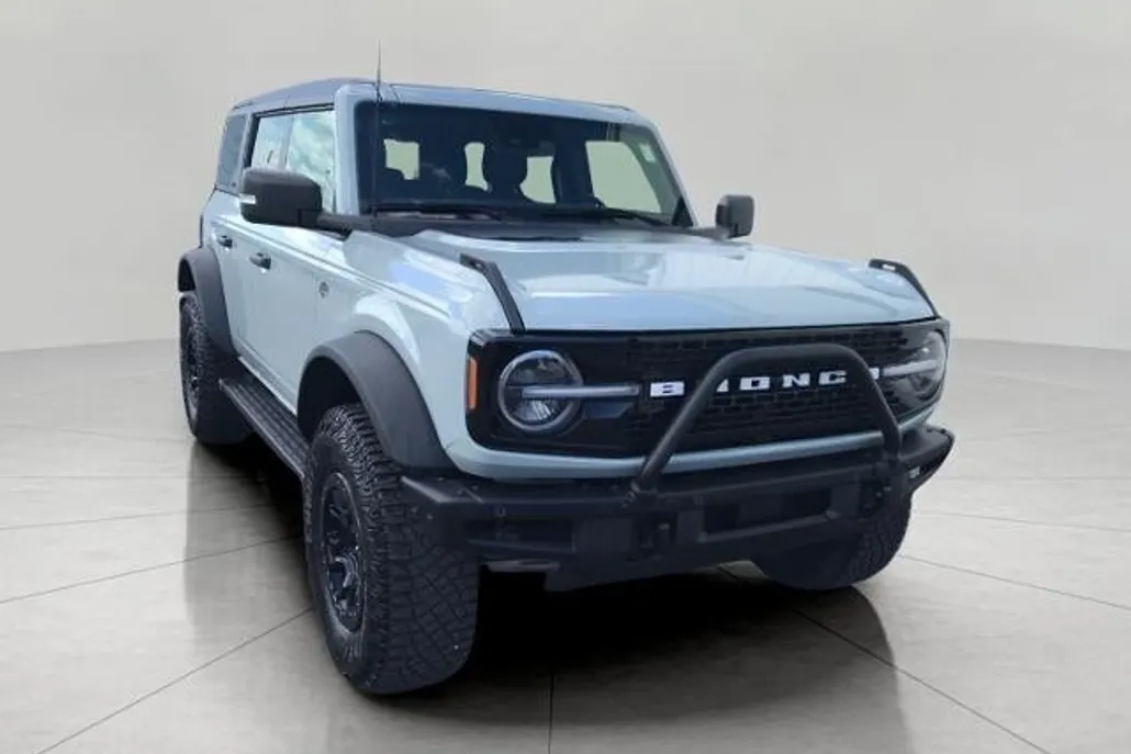 2023 Ford Bronco Base photo 1
