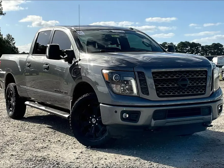 2019 Nissan Titan SL photo 1