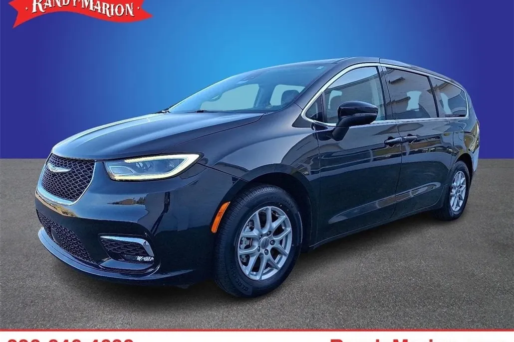 2023 Chrysler Pacifica Touring L photo 1
