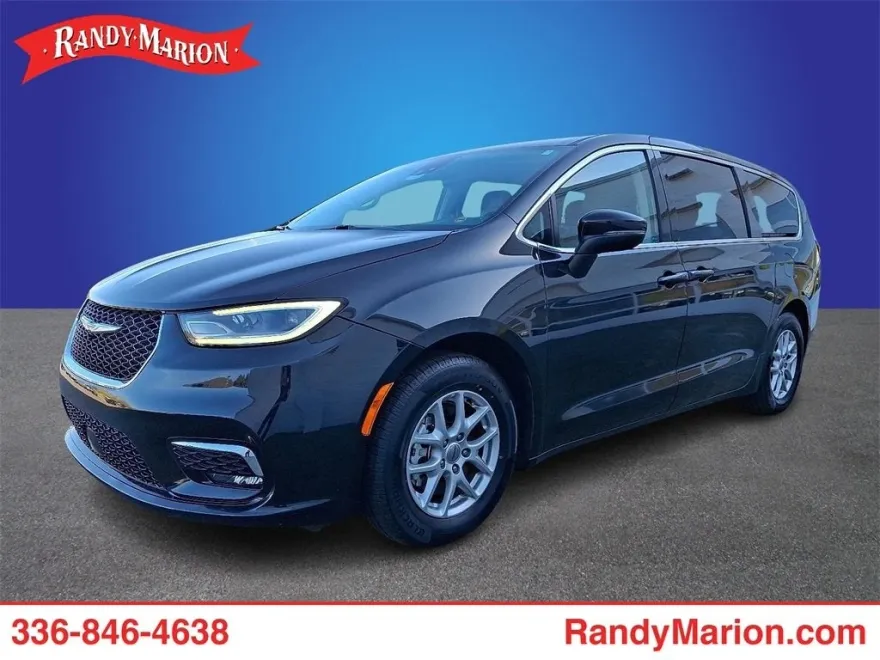 2023 Chrysler Pacifica Touring L photo 1