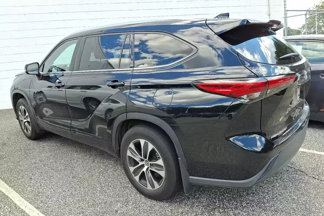 2021 Toyota Highlander XLE photo 1