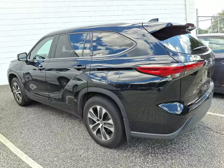 2021 Toyota Highlander XLE photo 1