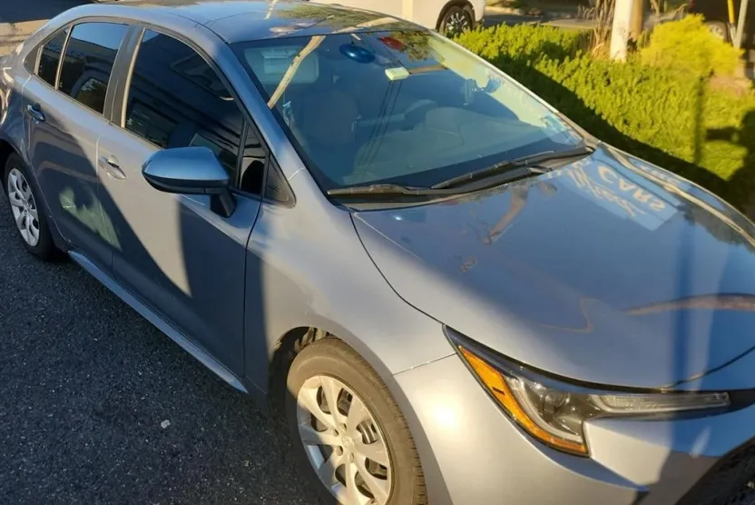 2020 Toyota Corolla LE photo 1