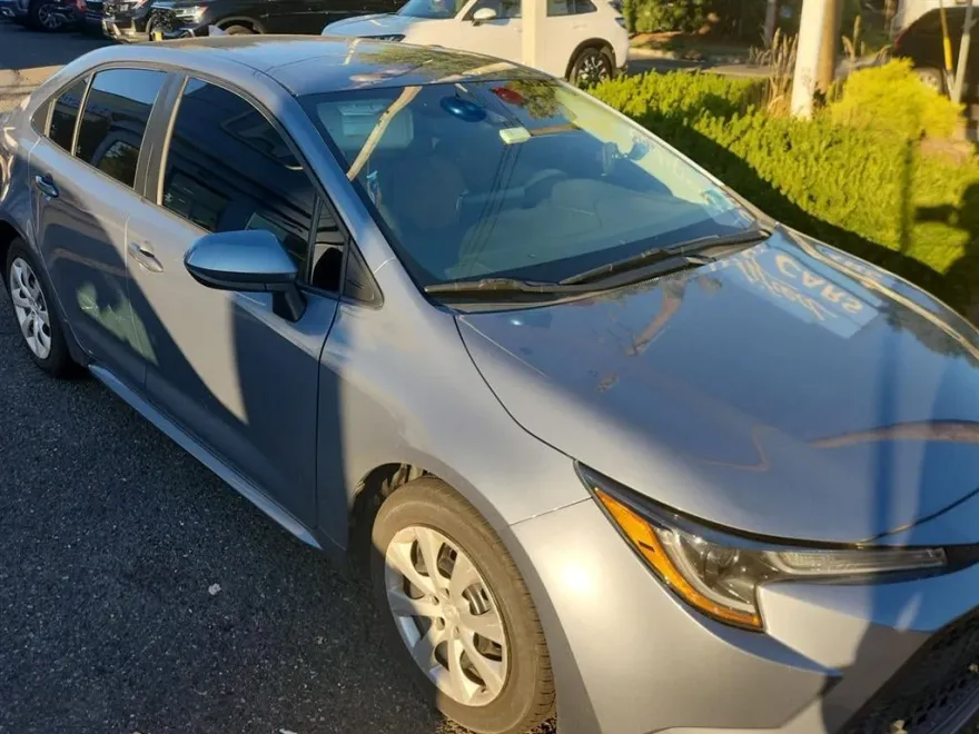 2020 Toyota Corolla LE photo 1