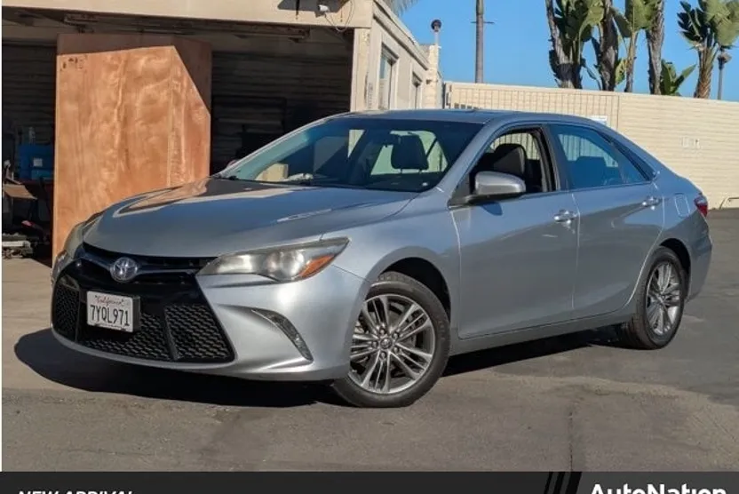 2017 Toyota Camry SE photo 1