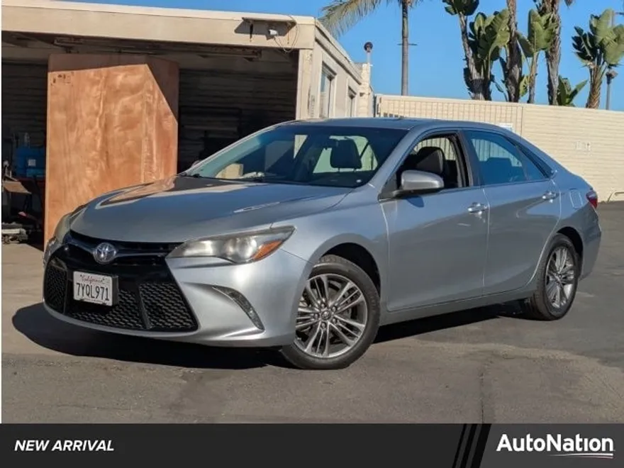 2017 Toyota Camry SE photo 1