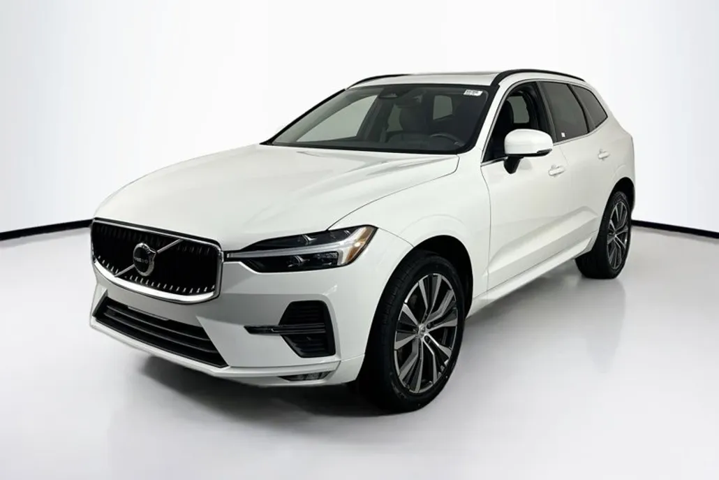 2022 Volvo XC60 Momentum photo 1