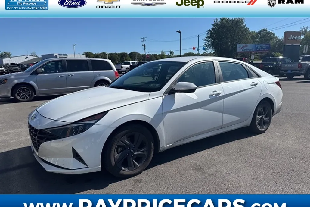 2022 Hyundai Elantra SEL photo 1