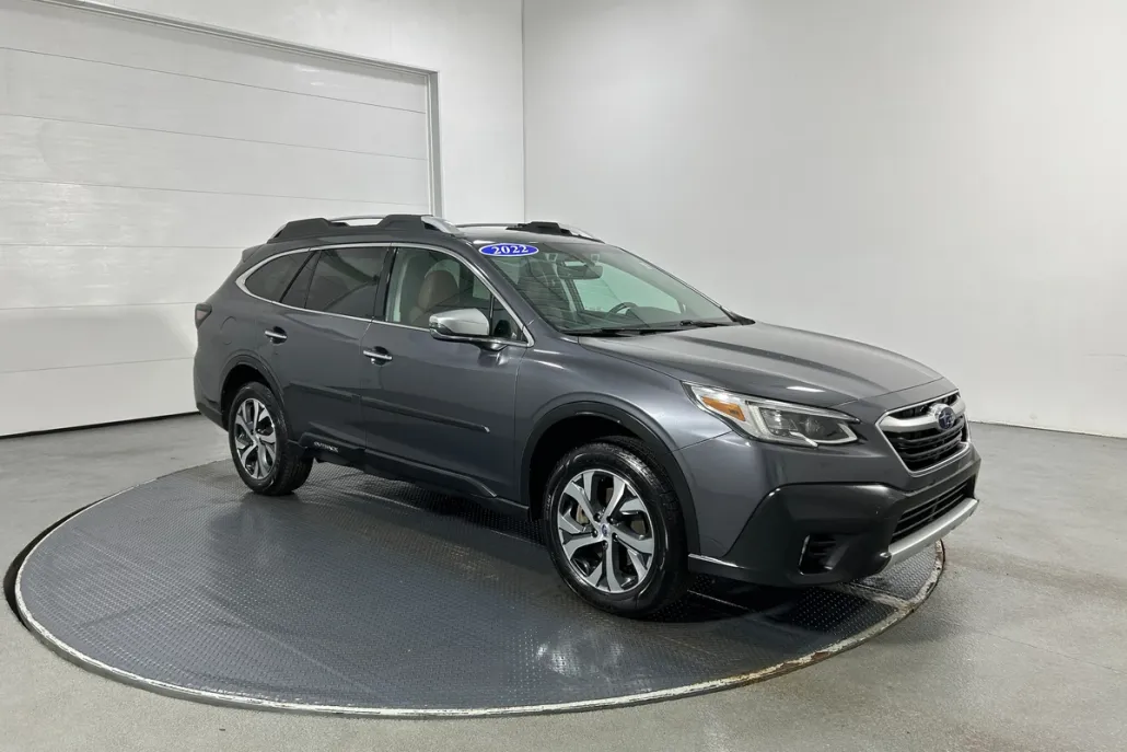 2022 Subaru Outback Touring photo 1