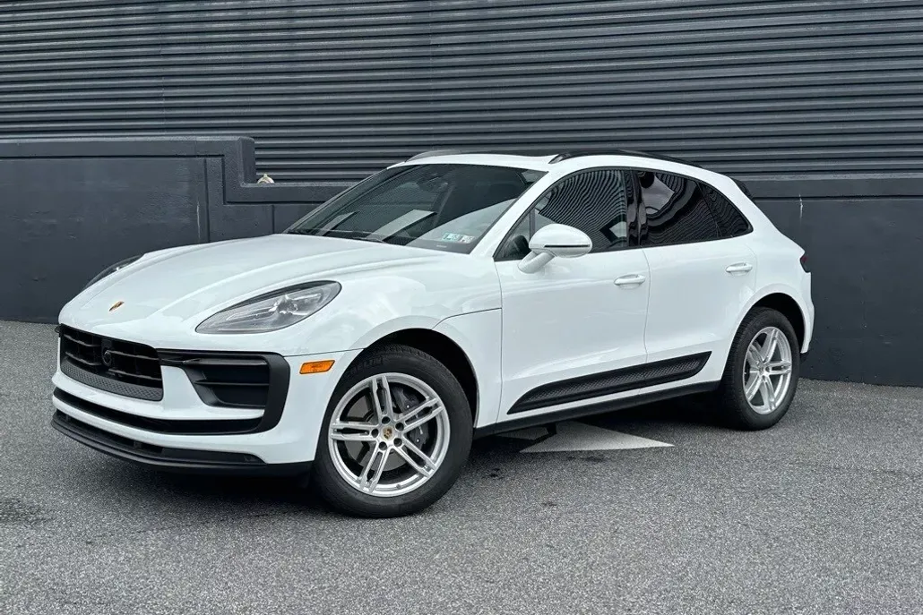 2024 Porsche Macan T photo 1