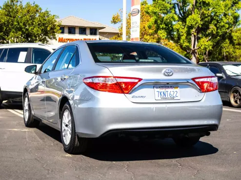 2016 Toyota Camry LE photo 4