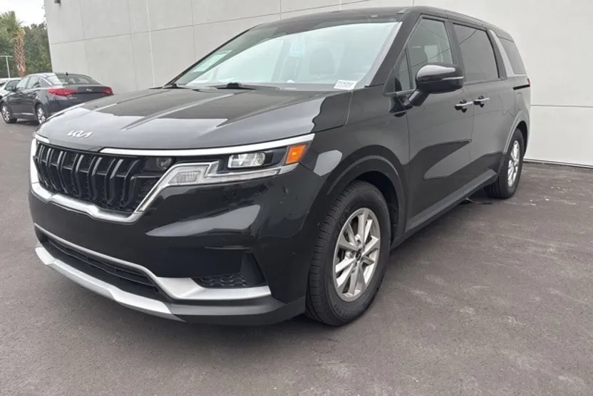 2022 Kia Carnival LXS photo 1