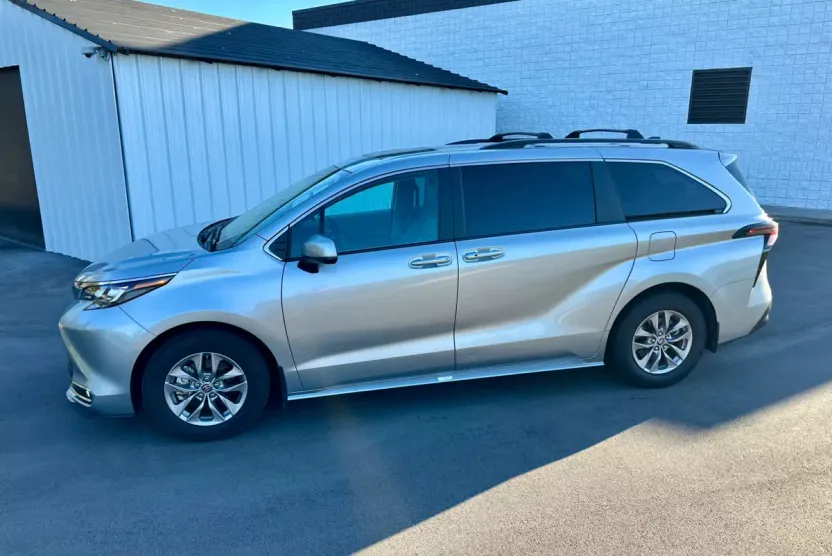 2024 Toyota Sienna XLE photo 1