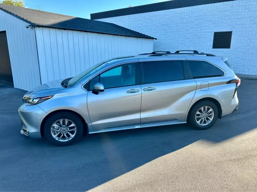 2024 Toyota Sienna XLE photo 1