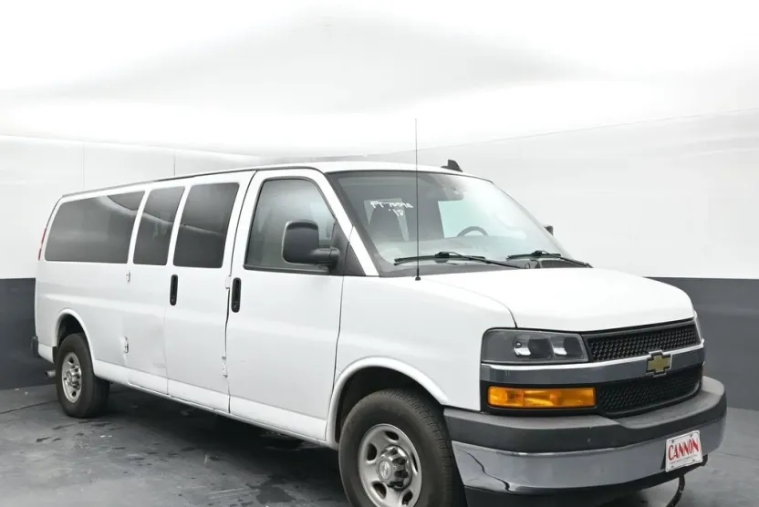2018 Chevrolet Express Passenger LT photo 1