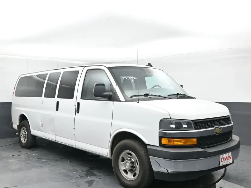 2018 Chevrolet Express Passenger LT photo 1