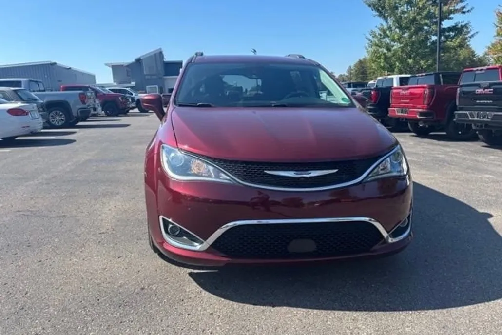 2020 Chrysler Pacifica Touring photo 1