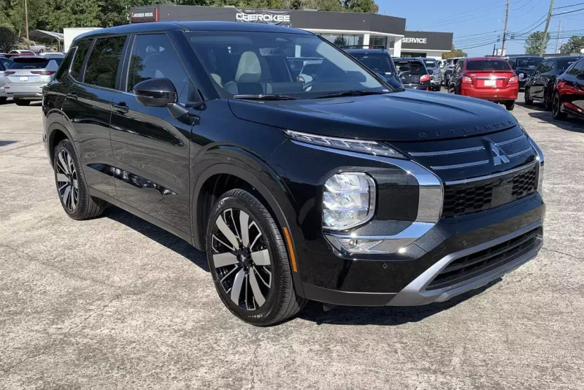 2025 Mitsubishi Outlander SE photo 1