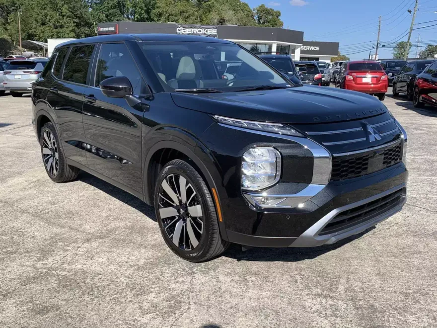 2025 Mitsubishi Outlander SE photo 1