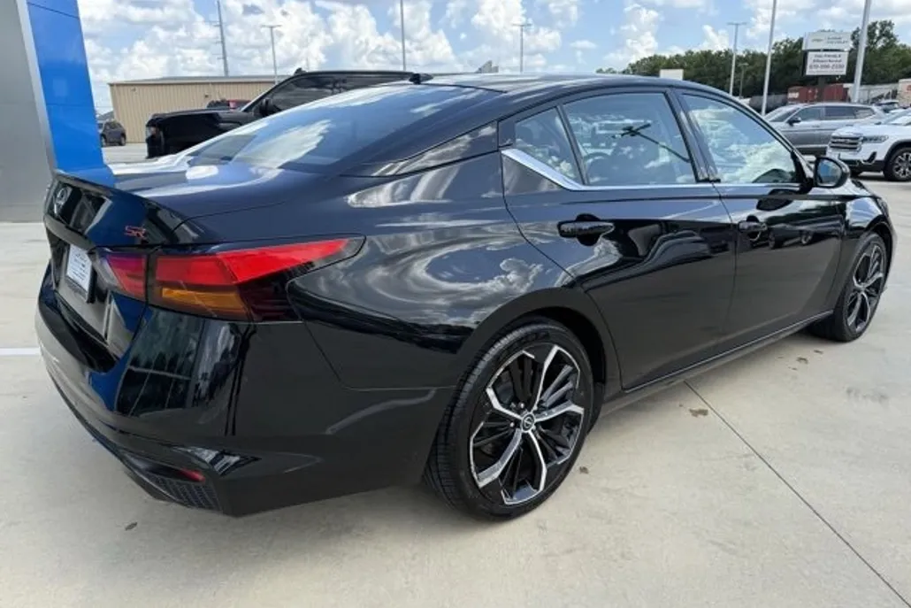 2023 Nissan Altima 2.5 SR photo 1