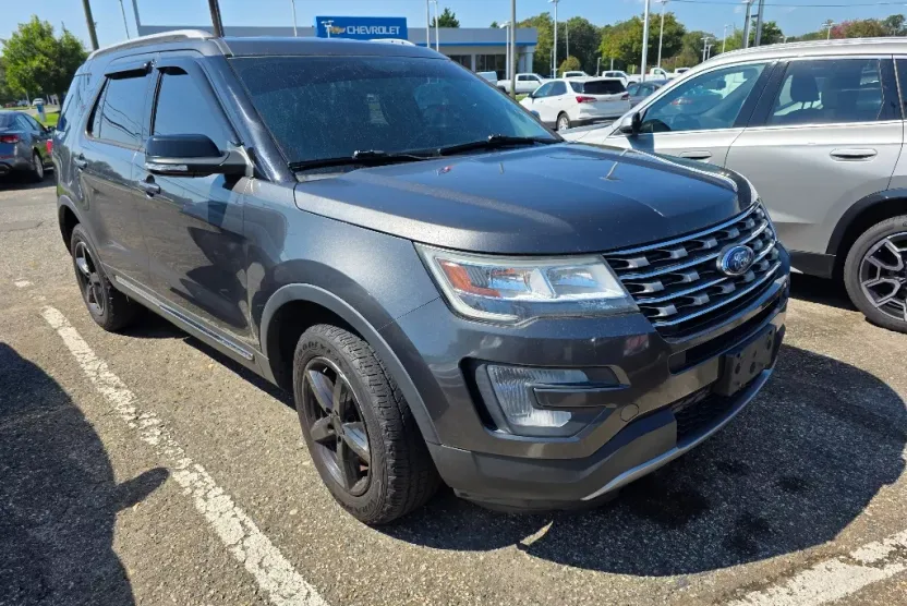2017 Ford Explorer XLT photo 1
