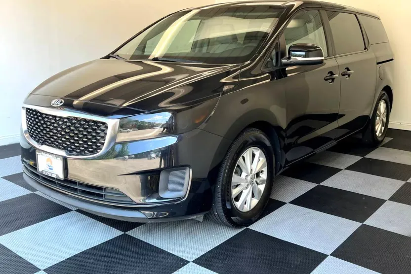 2017 Kia Sedona LX photo 1