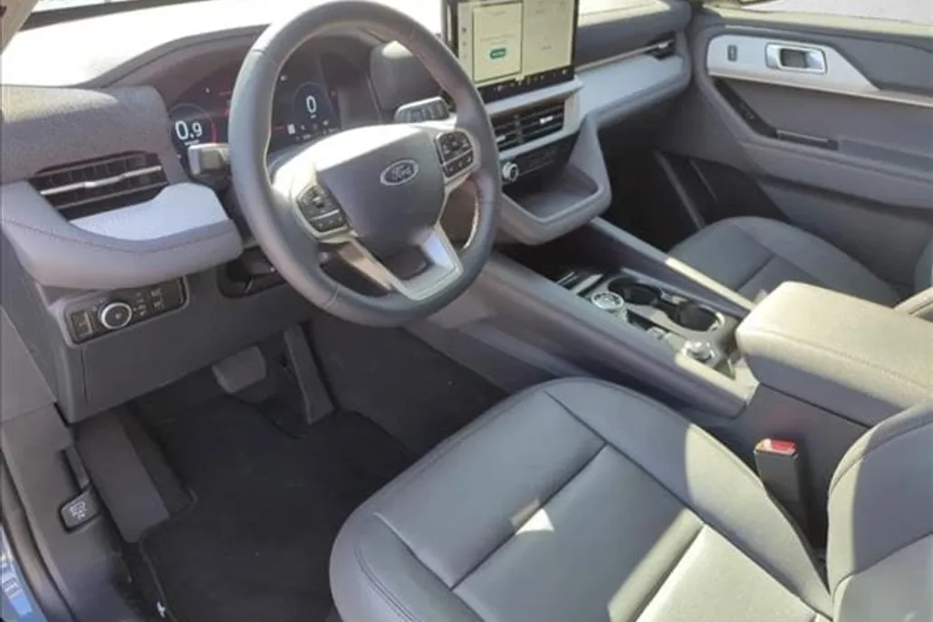 2025 Ford Explorer photo 1