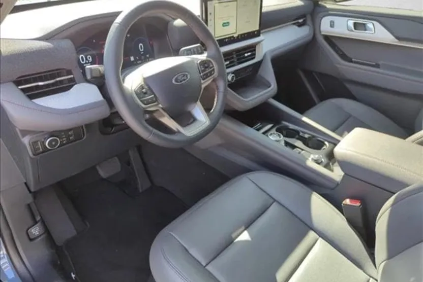 2025 Ford Explorer photo 1
