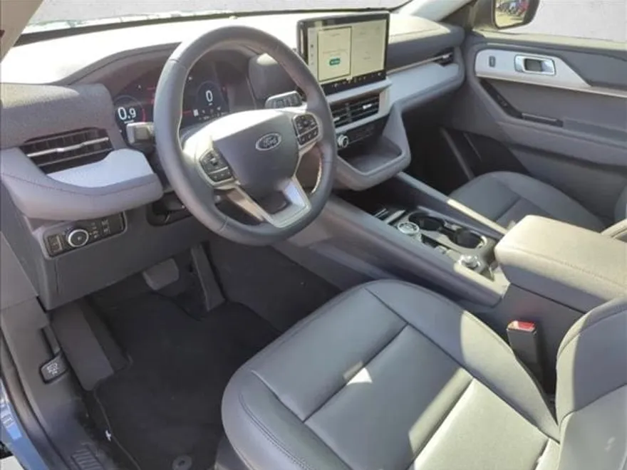 2025 Ford Explorer photo 1