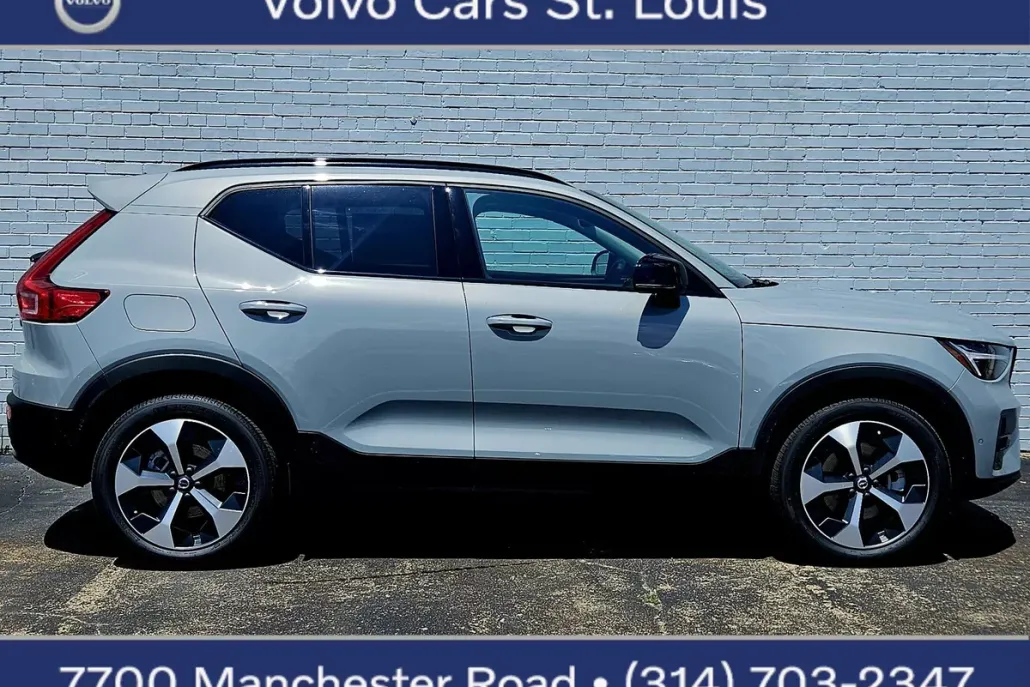 2026 Volvo XC40 Plus photo 1