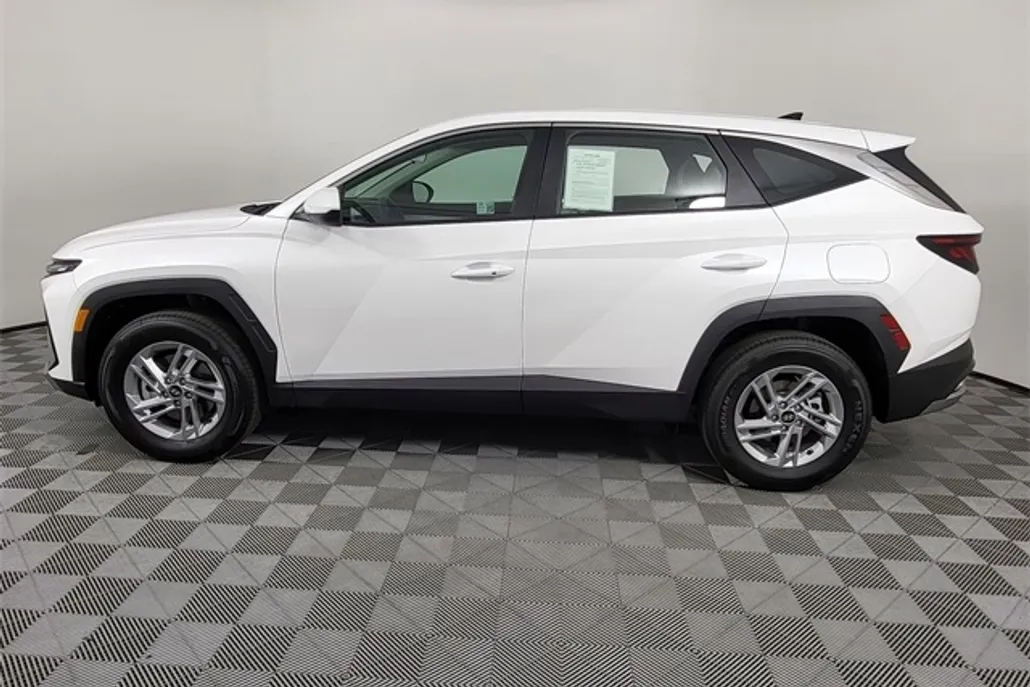 2025 Hyundai Tucson SE photo 1