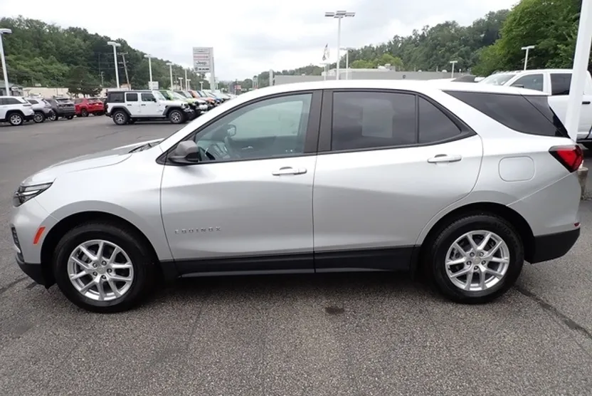 2022 Chevrolet Equinox LS photo 1