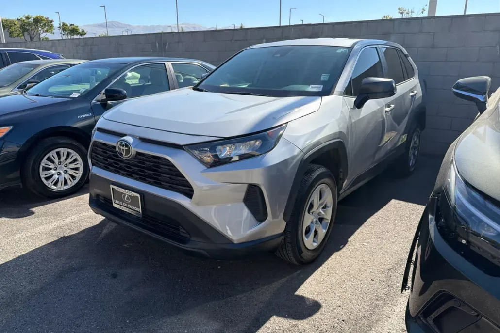 2022 Toyota RAV4 LE photo 1