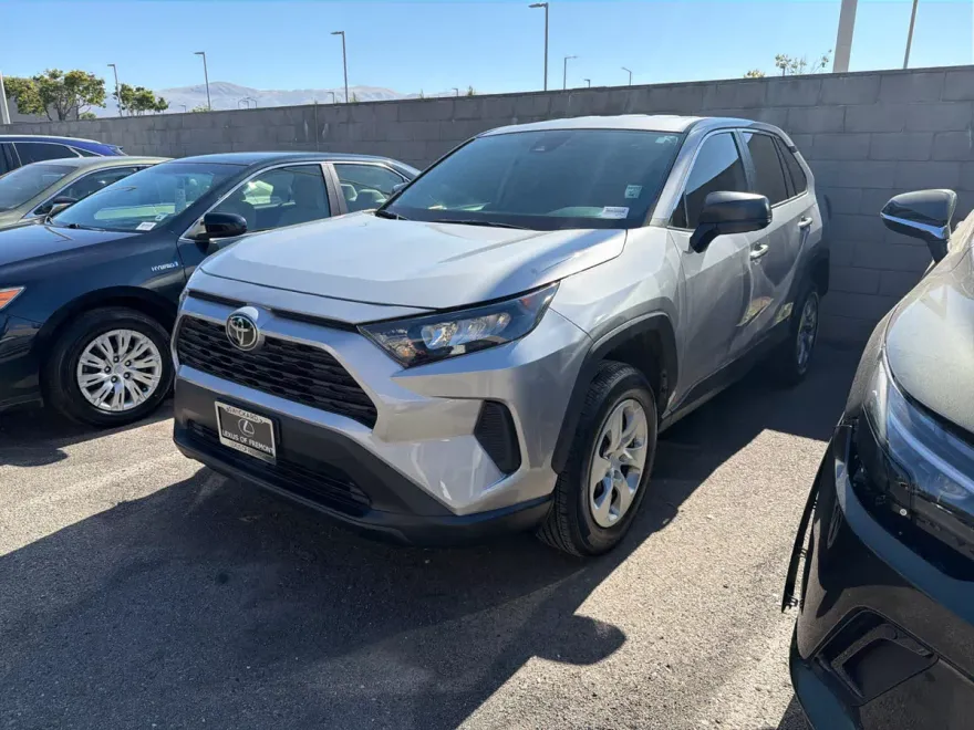 2022 Toyota RAV4 LE photo 1