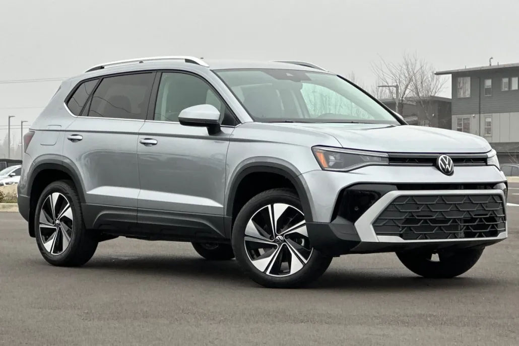 2025 Volkswagen Taos SE photo 1