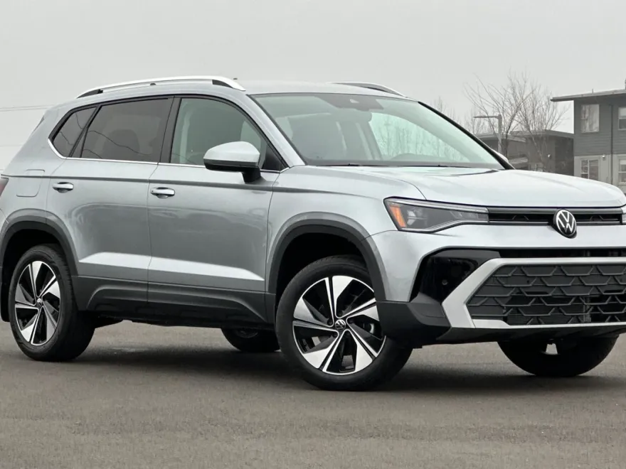 2025 Volkswagen Taos SE photo 1