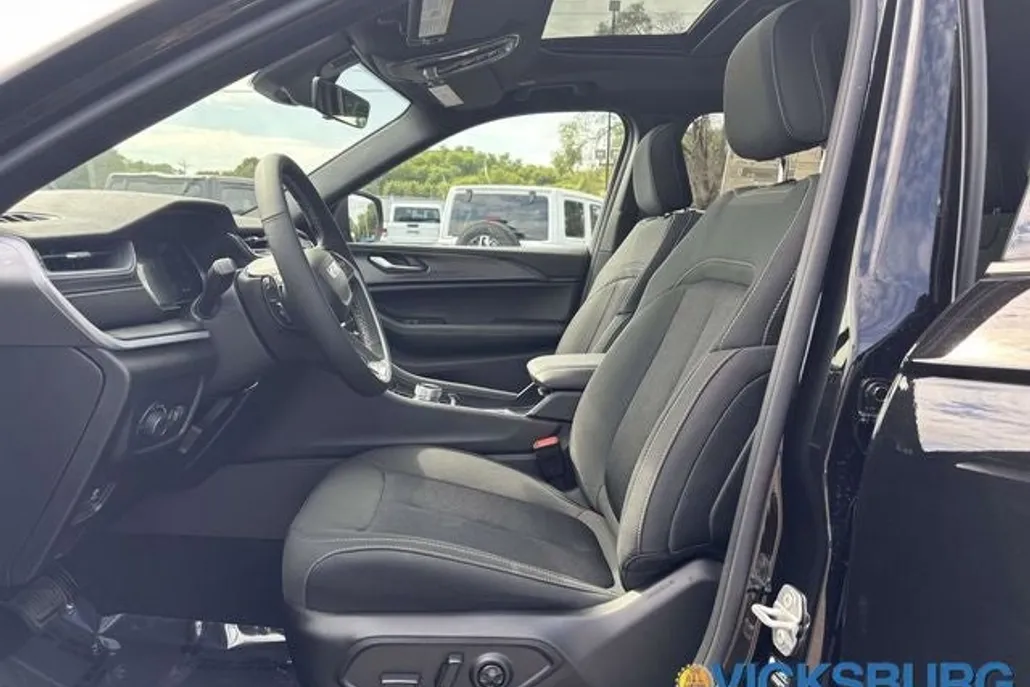 2025 Jeep Grand Cherokee Laredo Altitude photo 1