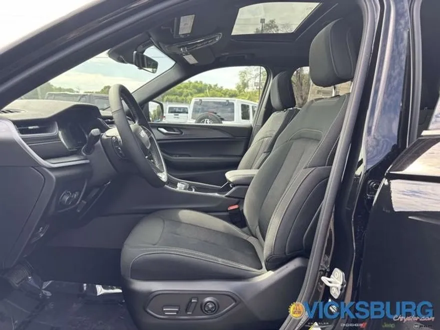 2025 Jeep Grand Cherokee Laredo Altitude photo 1