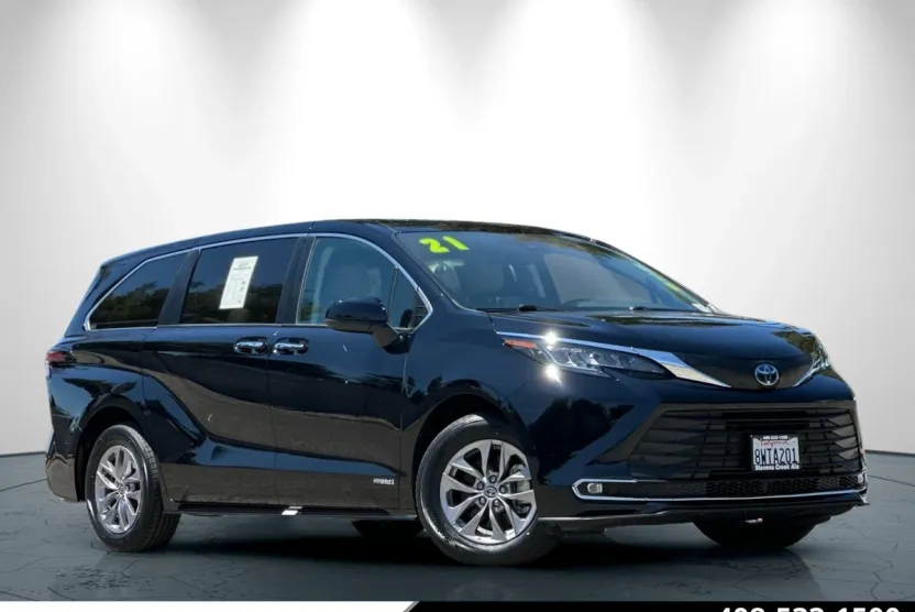 2021 Toyota Sienna XLE photo 1