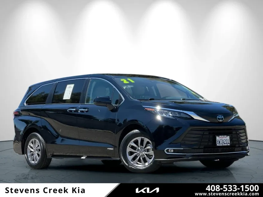 2021 Toyota Sienna XLE photo 1