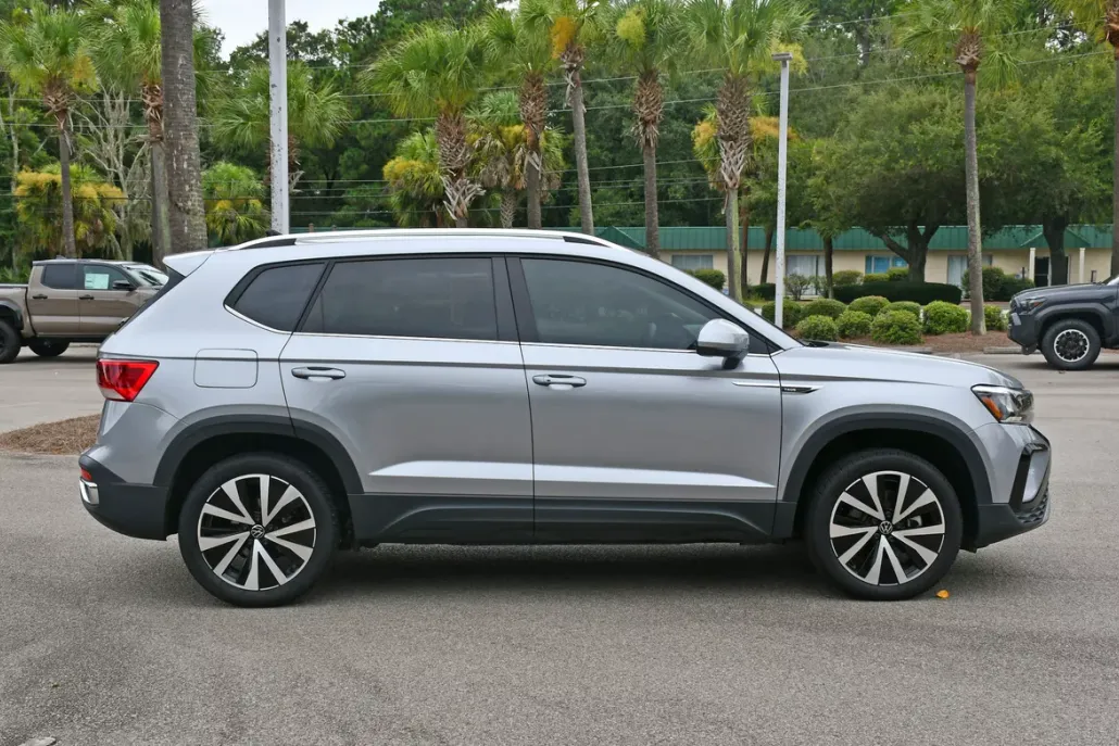 2024 Volkswagen Taos SE photo 1