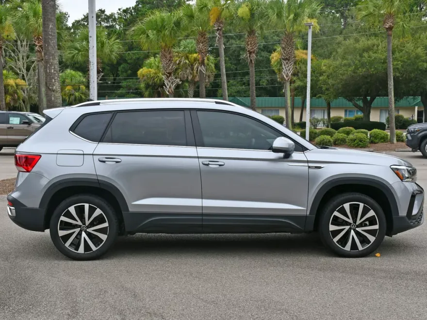 2024 Volkswagen Taos SE photo 1