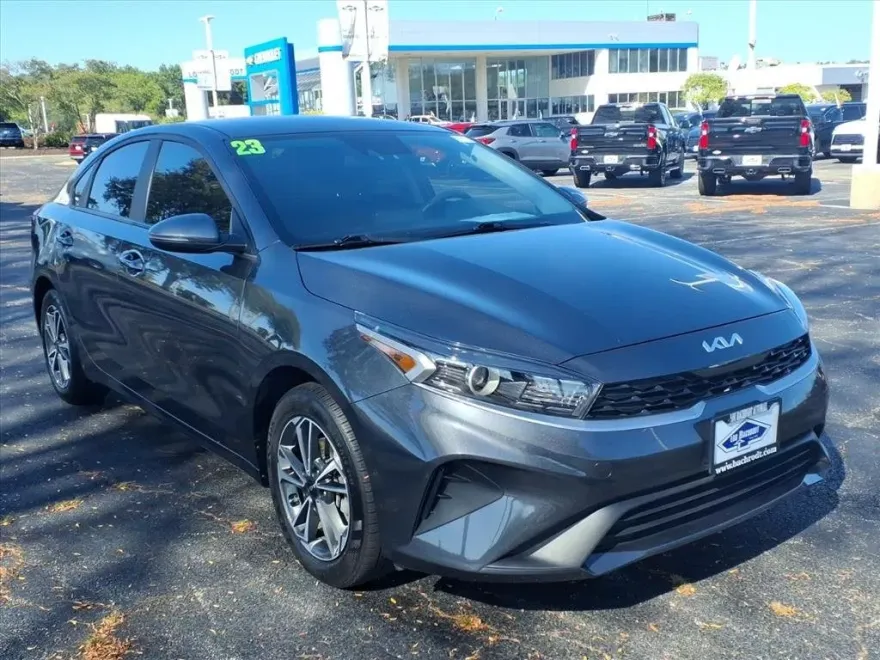 2023 Kia Forte LXS photo 1