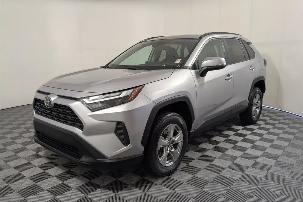 2024 Toyota RAV4 XLE photo 1