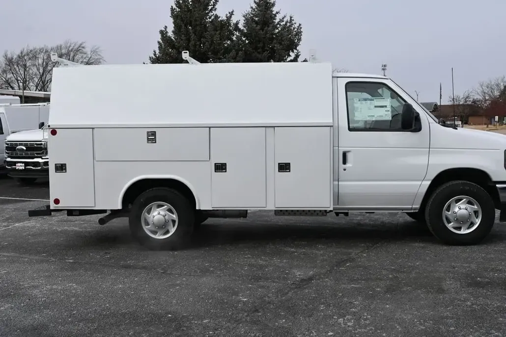 2025 Ford E-350 Base photo 1