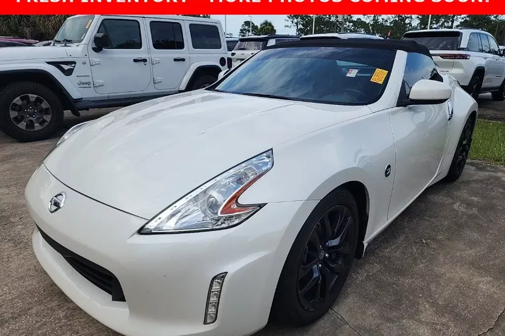 2015 Nissan 370Z Touring photo 1