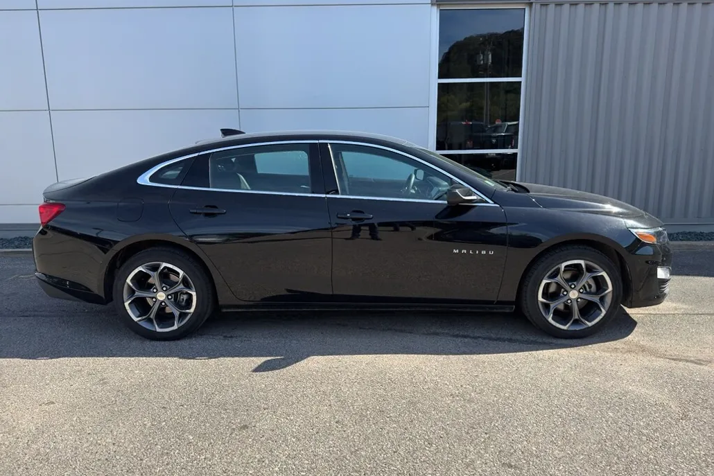 2024 Chevrolet Malibu 1LT photo 1