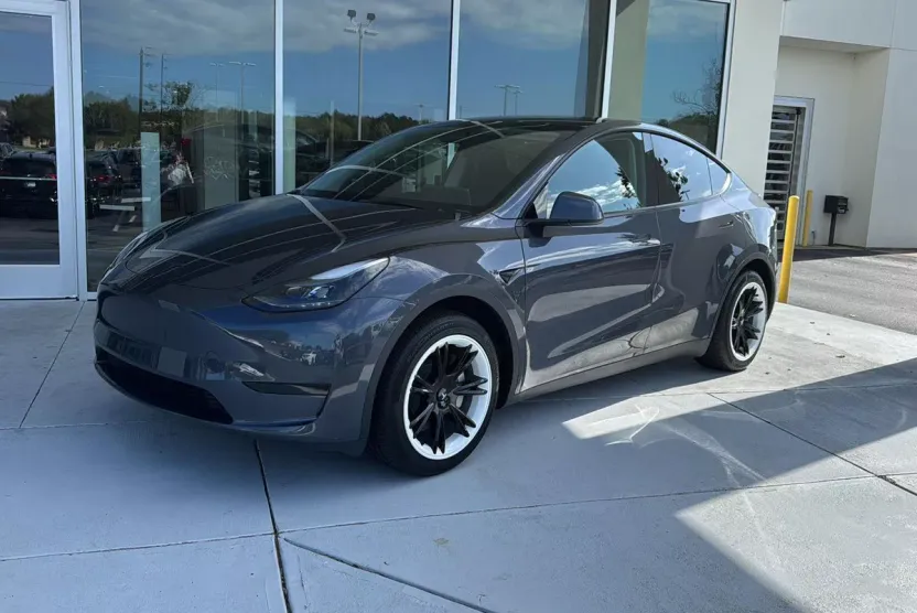 2023 Tesla Model Y Long Range photo 1