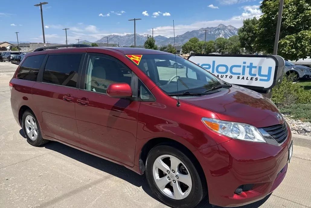 2014 Toyota Sienna LE photo 1